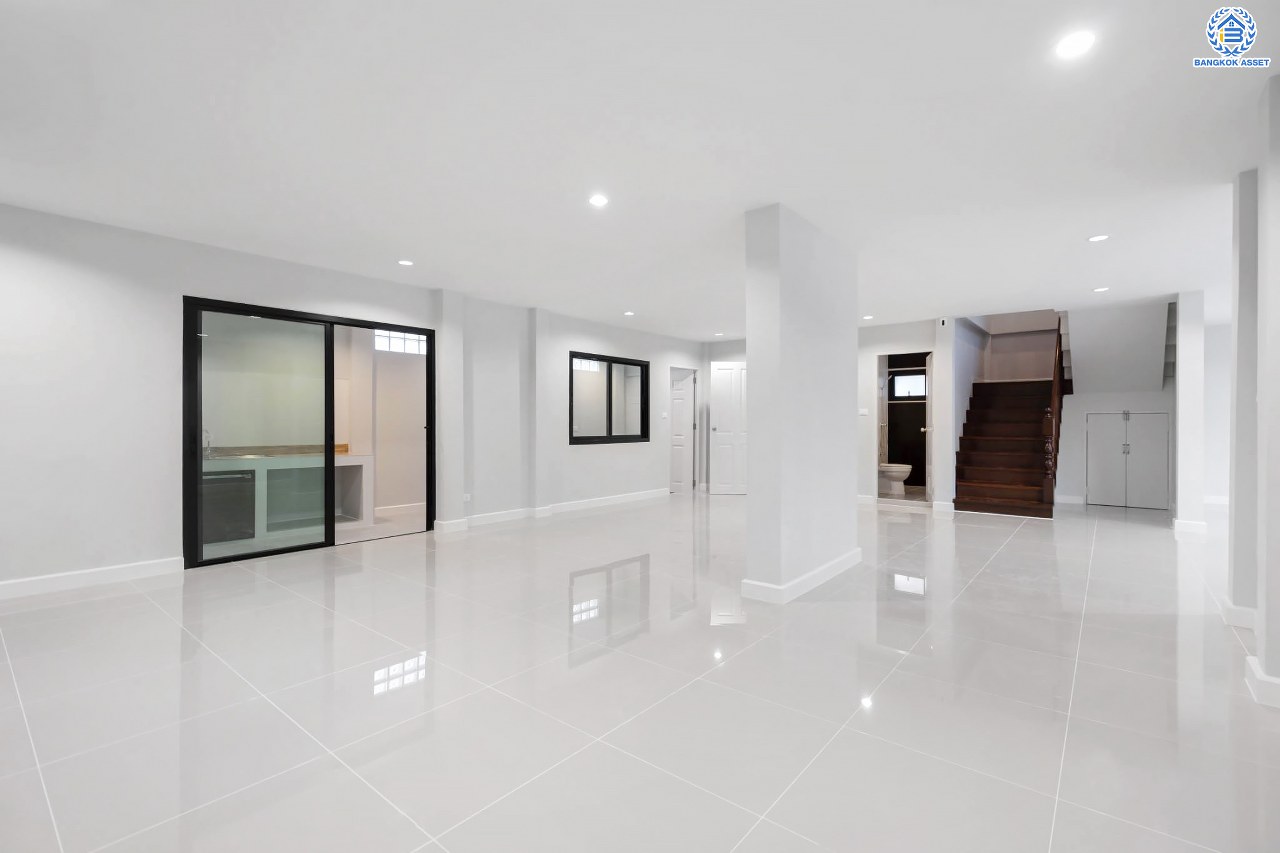 บ้านมือสองตกแต่งใหม่ โครงการ พลับพลาวิลล่า บรมราชชนนี หลังใหญ่พิเศษพร้อมอยู่ เนื้อที่ 57 ตร.ว. ดีไซน์สวย ฟังก์ชัน 4 ห้องนอน 3 ห้องน้ำ 2 ที่จอดรถ บนทำเลเดินทางสะดวก เชื่อมต่อหลายเส้นทาง ใกล้เซ็นทรัลปิ่นเกล้า จุดขึ้นทางด่วน "ศรีรัช" และเพียง 10 นาทีถึงMRT "สถานีไฟฉาย"